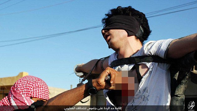 داعش قلب جوانی را با چاقو درید/ ادامه داستان غم&zwnj;انگیز قتلهای فجیع داعش+تصاویر