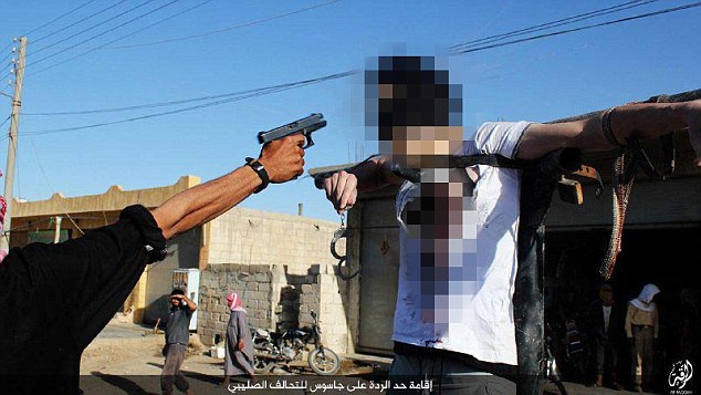 داعش قلب جوانی را با چاقو درید/ ادامه داستان غم&zwnj;انگیز قتلهای فجیع داعش+تصاویر