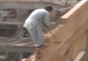 لحظه‌ی هولناک خراب کردن دیوار زیر پای کارگر + فیلم