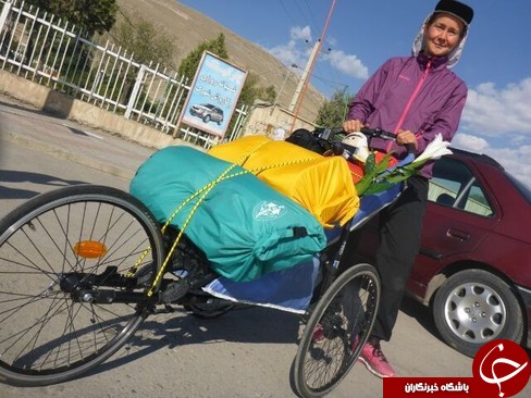 زن سوئدی در حال ساخت فیلم از دوندگی دور ایران +عکس