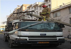 برخورد کامیون با تیرچراغ برق درتاکستان+عکس