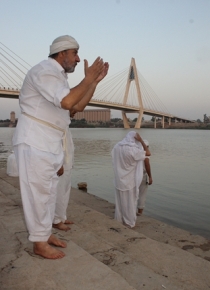 مذهبی زنده به آب