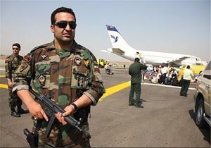 "شیء مشکوک" پرواز تهران مشهد را به تاخیر انداخت/ انتقال هواپیما به بیرون محوطه