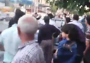 باز هم درگیری مأمورین رفع سد معبر این بار در کرج + فیلم