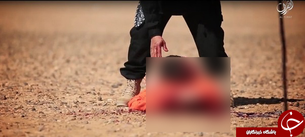 داعشی های فاسد سَر جدا شده از بدن 5 نفر را در نیزه فرو کردند!+ تصاویر و فیلم (16+)