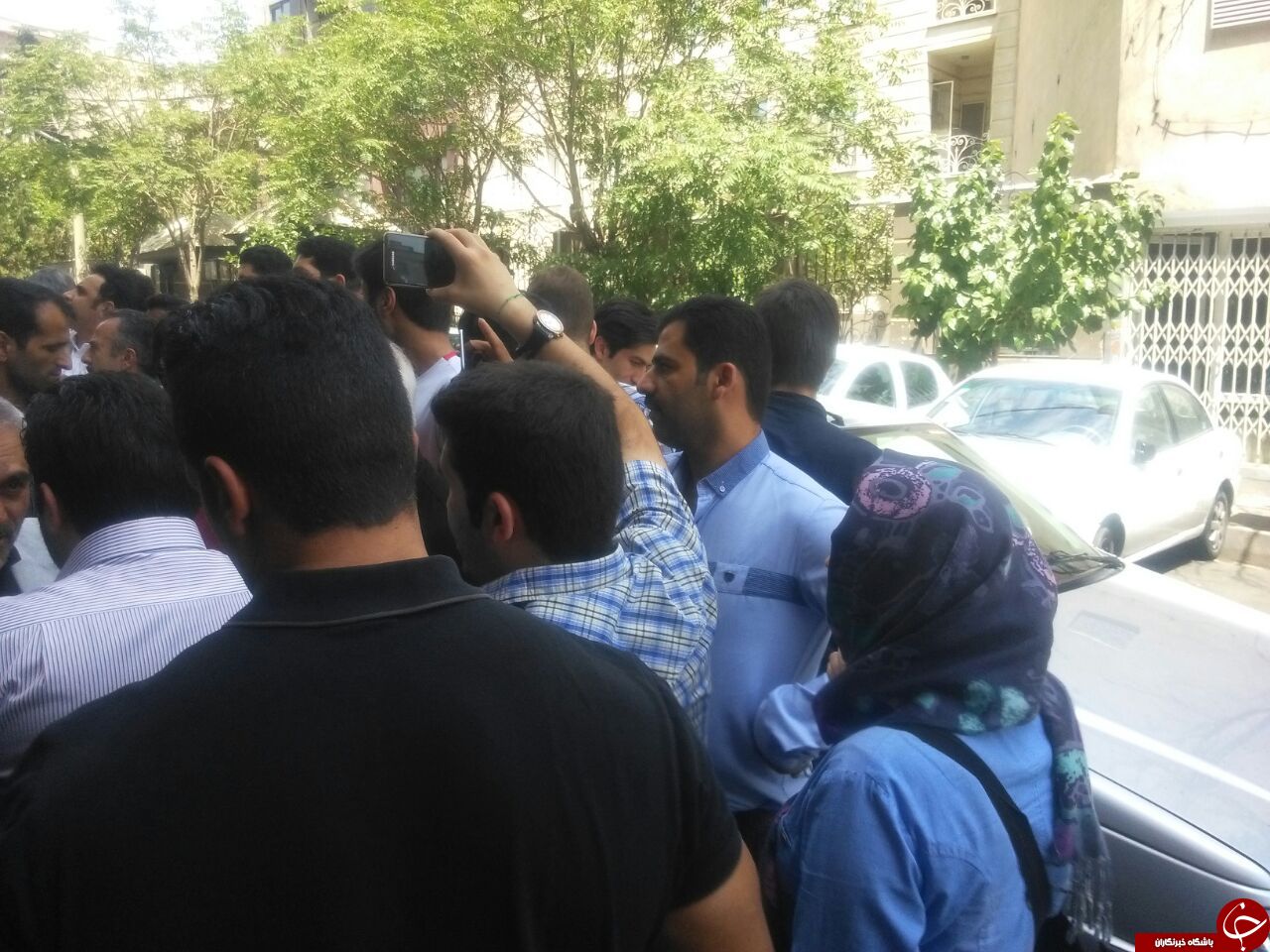 تجمع هواداران پرسپولیس در فدراسیون فوتبال/طاهری در جمع معترضان
