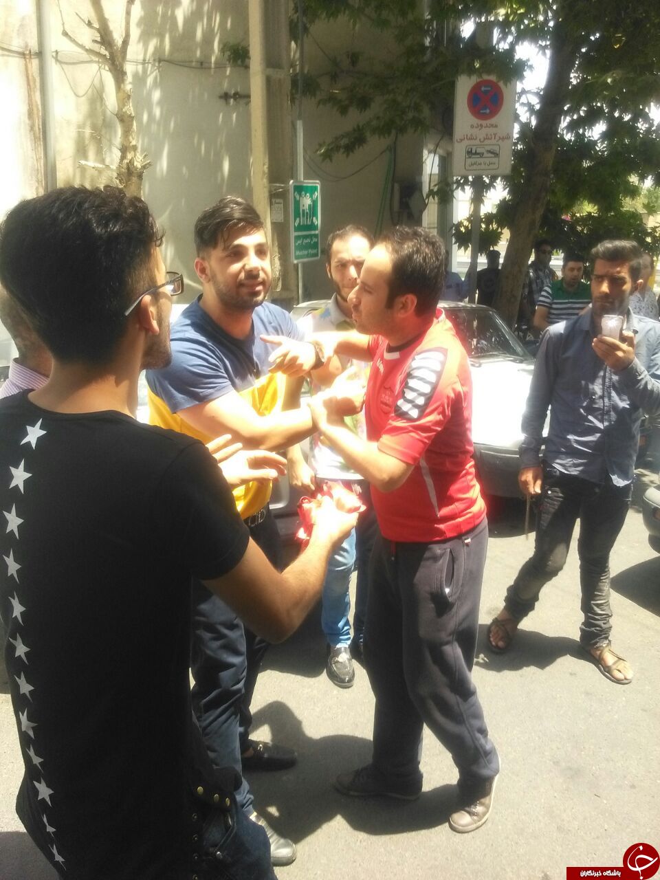 تجمع هواداران پرسپولیس در فدراسیون فوتبال/طاهری در جمع معترضان