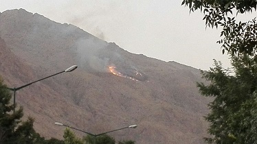 کوه های طاقبستان در آتش