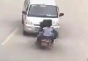 شاخ به شاخ موتور سه تَرکه با ون + فیلم