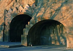 موارد مورد مناقشه در طاق‌بستان