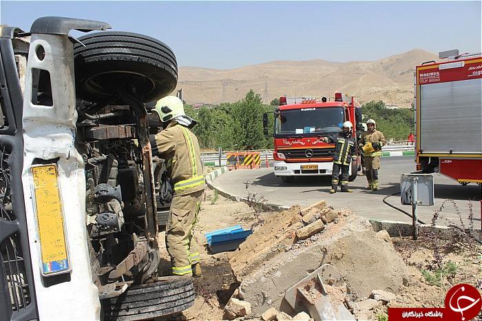 کامیونت حامل بار لوازم خانگی در بزرگراه باکری واژگون شد+تصاویر