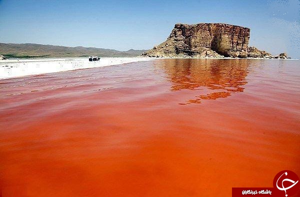 چرا آب دریاچه ارومیه قرمز شده است؟!