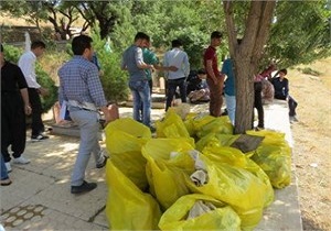 پاکسازی مسیر و محوطه مزار شهدا توسط بسیجیان و دوستداران محیط زیست