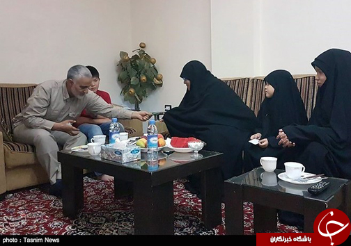 عکس/ حضور حاج قاسم در منزل شهید ابوحامد
