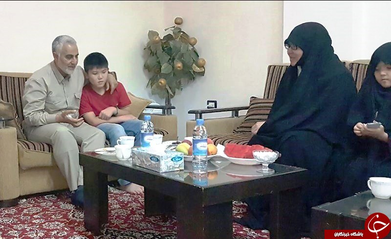 سردار سلیمانی در جمع خانواده شهید فاطمیون+عکس