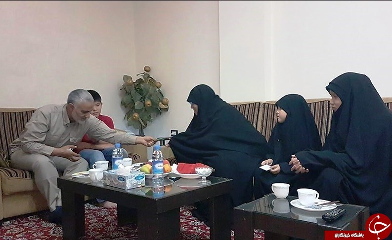 سردار سلیمانی در جمع خانواده شهید فاطمیون+عکس