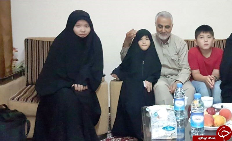 سردار سلیمانی در جمع خانواده شهید فاطمیون+عکس