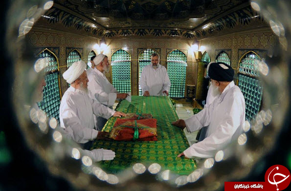 آیات عظام در حال غبار روبی حرم امام رضا علیه السلام + عکس