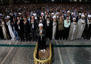 اقامه نماز جماعت مغرب و عشاء به امامت آیت&zwnj;الله مکارم شیرازی در حرم رضوی