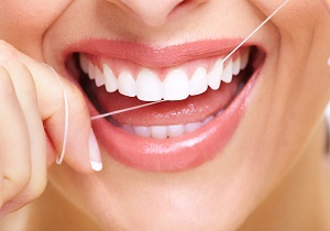 ادعای تازه دندانپزشکان درباره نخ‌ دندان