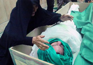 وداع خانواده شهید با پیکر فرزند