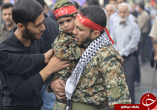 عکس/ فرزندی که راه پدر را ادامه می دهد