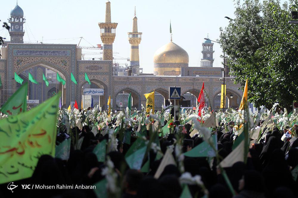 گلباران حرم رضوی در سالروز میلاد حضرت معصومه(ص)+ تصاویر