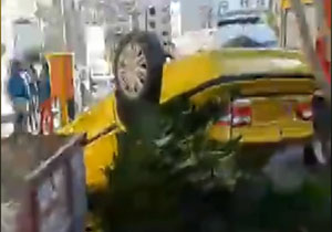 واژگونی هولناک تاکسی سمند در مشهد + فیلم