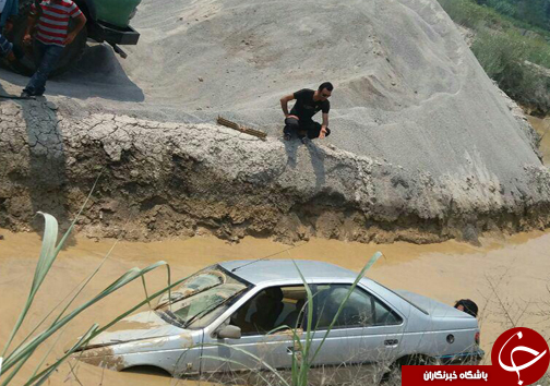 سقوط خودرو در گل و لای + تصویر