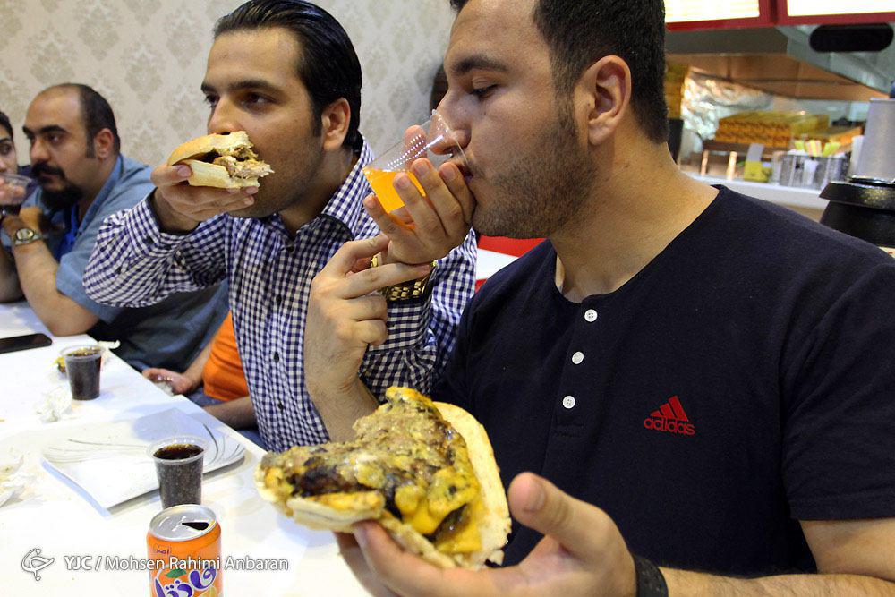 جشنواره خوردن همبرگر شگفت انگیز در مشهد+تصویر