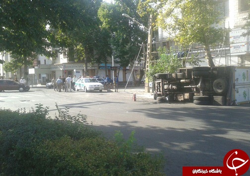 واژگونی کامیونت شهرداری در قزوین
