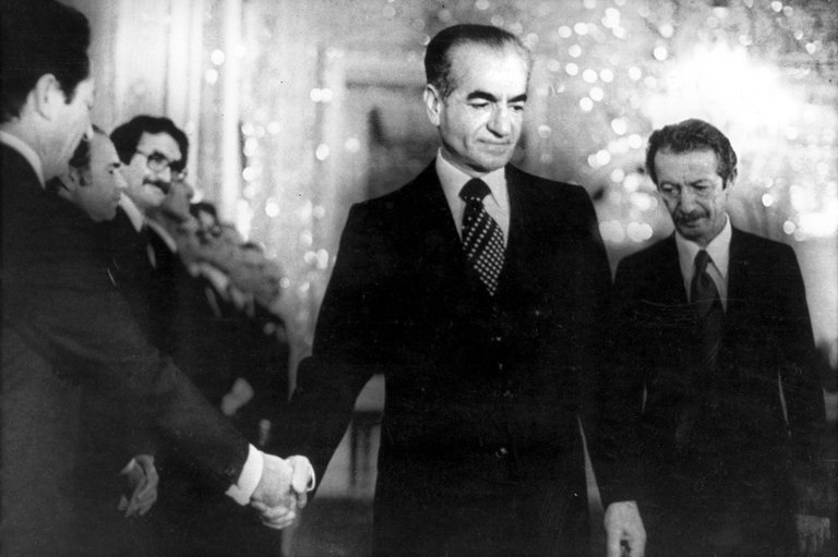 انتشار کتاب &laquo;سقوط بهشت: پهلوی&zwnj;ها و آخرین روزهای شاهنشاهی ایران&raquo; نوشته اندرو کوپر