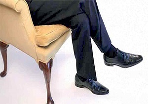 اینگونه روی صندلی ننشینید/ ارتباط "فشارخون" با انداختن پا روی هم!