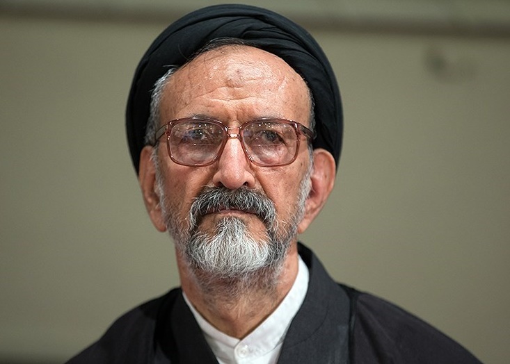 دعایی در مراسم روز خبرنگار لوحی یادبود به ظریف تقدیم کرد