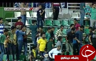 تخریب صندلی های ورزشگاه فولادشهر توسط تماشاگران استقلال خوزستانی+فیلم