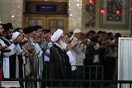 اقامه نماز به امامت آیت الله نوری همدانی در حرم مطهر رضوی