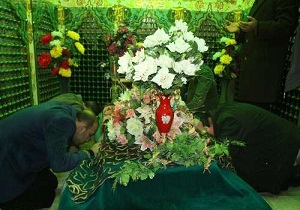 غبار روبی ضریح مطهر امامزاده یحیی ابن موسی(ع) در سمنان