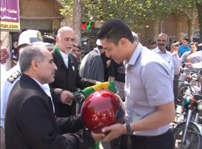 اهدای کلاه ایمنی ازسوی خدام حرم مطهر رضوی به موتورسواران