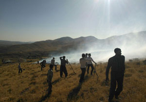 تصاویری از مراتع آتش گرفته در روستای ارو