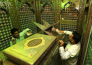 غبار روبی و عطر افشانی  آستان سومین حرم اهل بیت (ع)