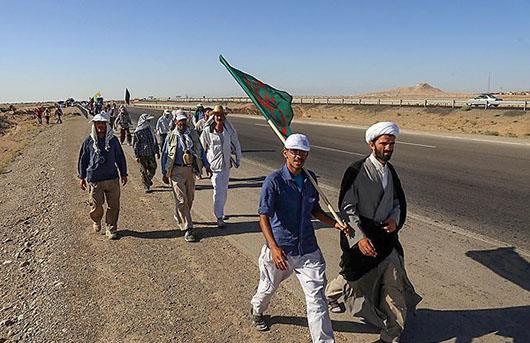 حرکت زائران پیاده قمی به سوی مشهد حرکت زائران پیاده قمی به سوی مشهد