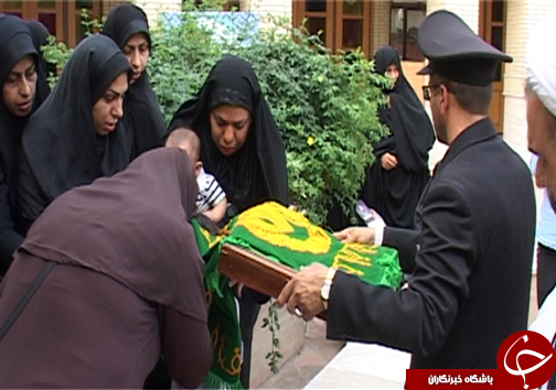 پرچم گردانی حرم امام رضا(ع) در جوار یادمان شهدای گمنام ساری+تصویر
