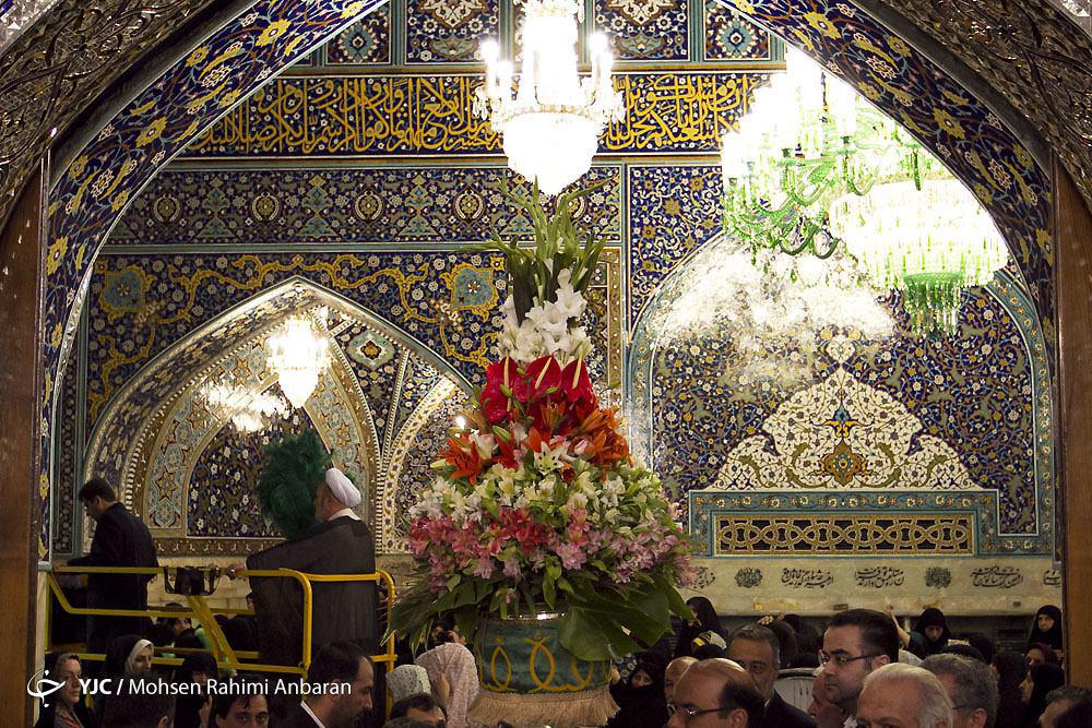 تعویض گل های ضریح مطهر حضرت رضا(ع)+ تصویر