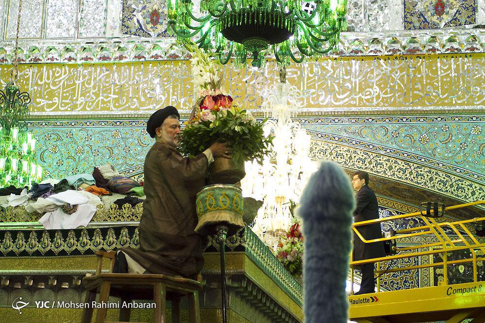 تعویض گل های ضریح مطهر حضرت رضا(ع)+ تصویر