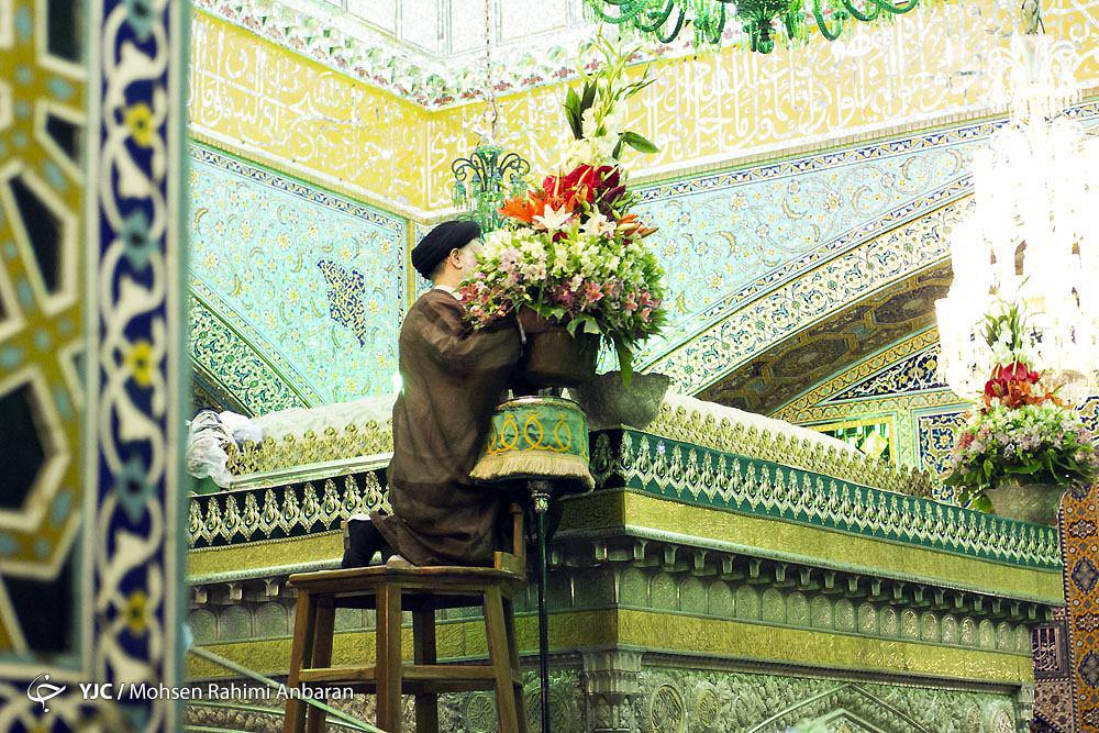 تعویض گل های ضریح مطهر حضرت رضا(ع)+ تصویر