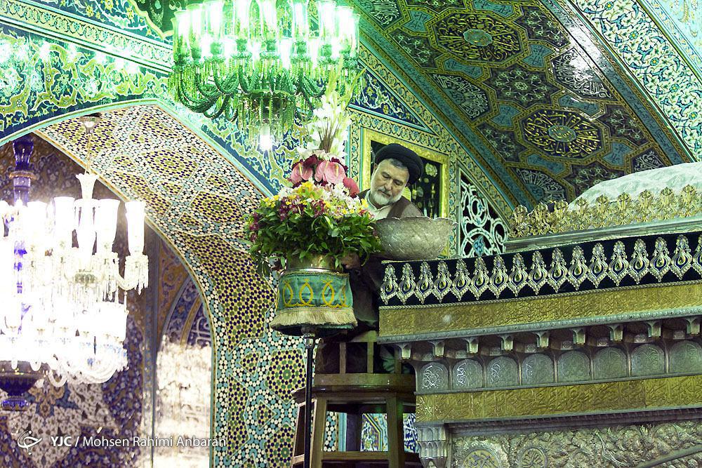 تعویض گل های ضریح مطهر حضرت رضا(ع)+ تصویر