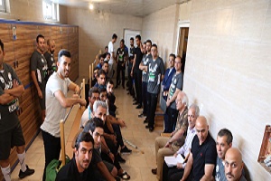 نشست بازیکنان و کادر فنی استقلال پیش از آغاز تمرین