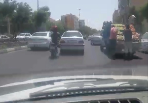 فیلمی عجیب از کمک رساندن موتورسوار به خودرو معیوب