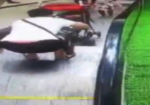 لحظه هولناک سقوط نوزاد از پله برقی + فیلم