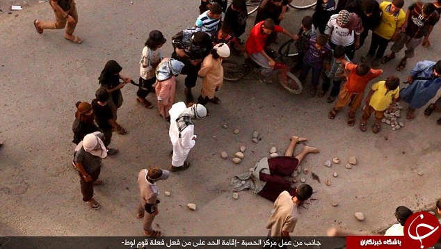پلیس مُد داعش/از اندازه گرفتن قد شلوار تا کندن برچسب&zwnj;های به&zwnj;اصطلاح کفرآمیز از لباس&zwnj;ها